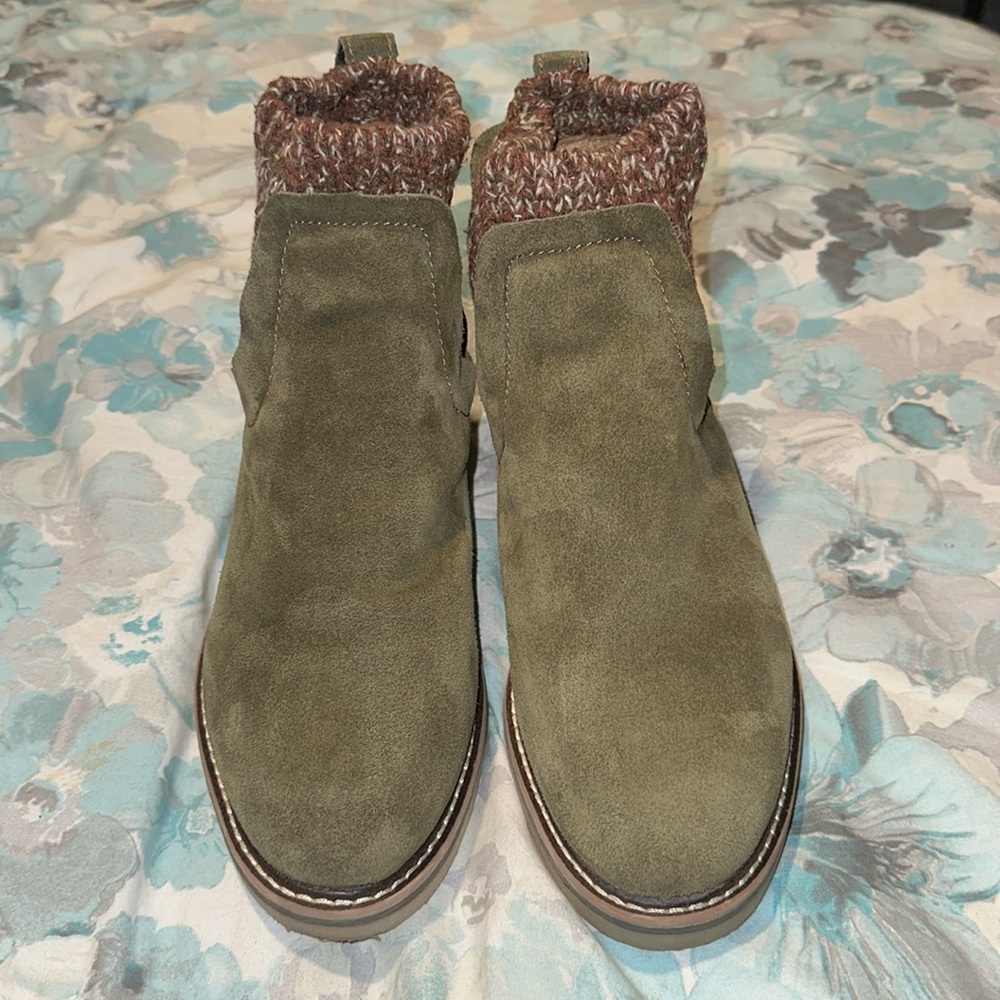 Comfortiva Chelsea Olive Suede Leather Boots 9 1/2 M EUC